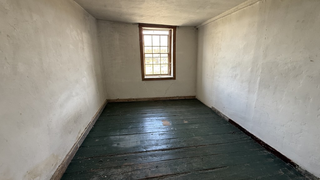 Lot: 130 - SUBSTANTIAL PERIOD PROPERTY WITH MULTIPLE BUILDINGS REQUIRING REFURBISHMENT - Internal image of cottage bedroom